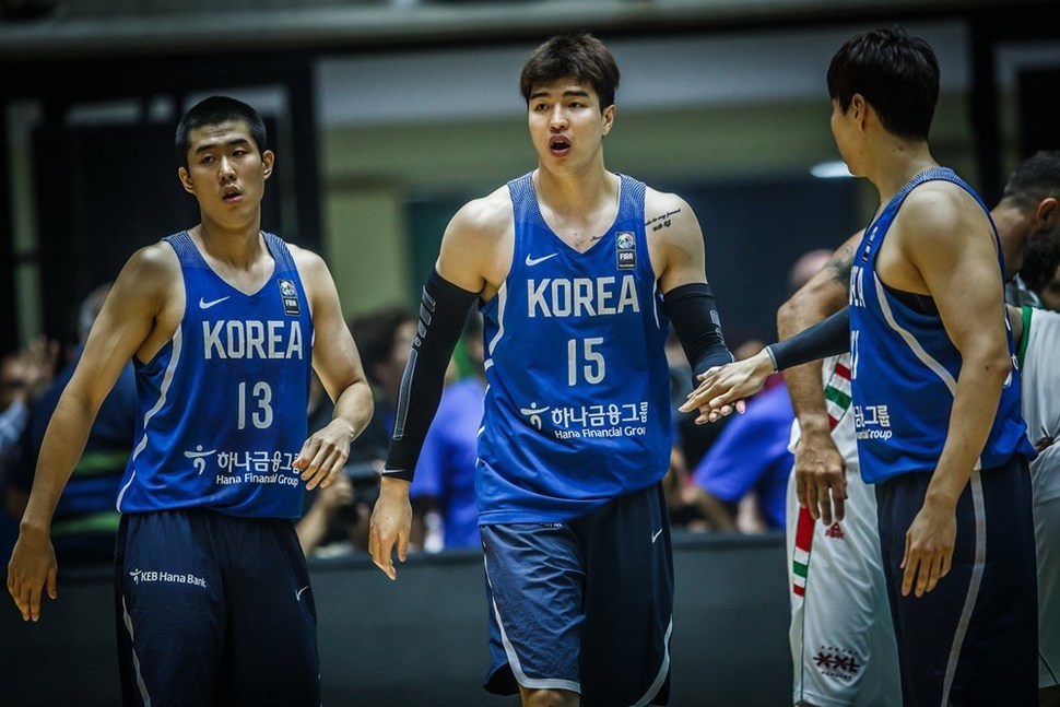 한국 남자농구 대표팀이 레바논 베이루트에서 열리고 있는 2017 국제농구연맹(FIBA) 아시아컵에서 깜짝 선전을 이어가며 4강에 올랐다. 국제농구연맹 누리집 갈무리