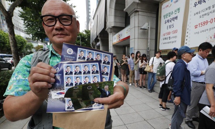 ‘문재인 우표’ 인기 폭발…전국 우체국 앞 장사진