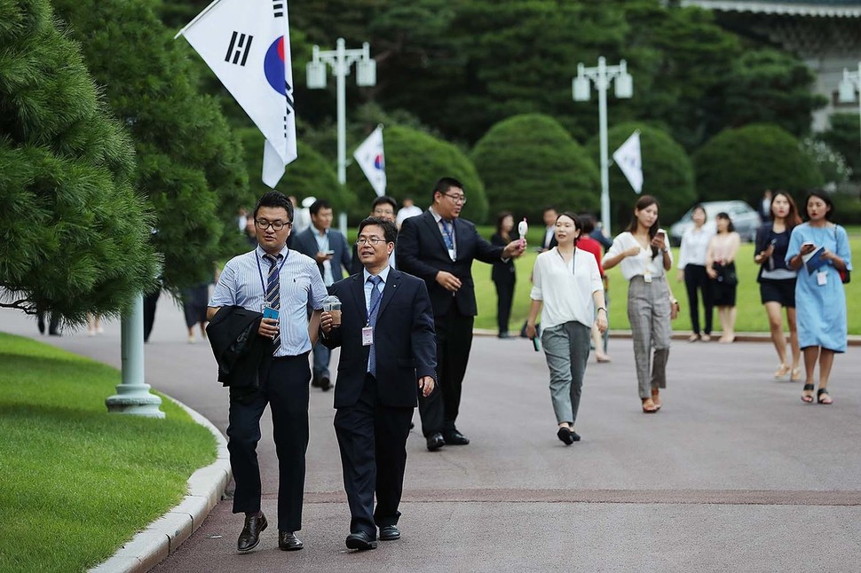 17일 오픈하우스 행사에서 경내를 둘러보는 출입기자들. 청와대 제공