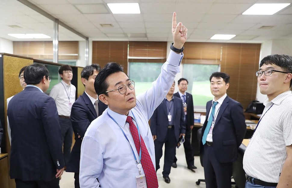 전병헌 정무수석이 청와대 ‘오픈하우스’ 행사에 참가한 기자들을 안내하고 있다. 청와대 제공.