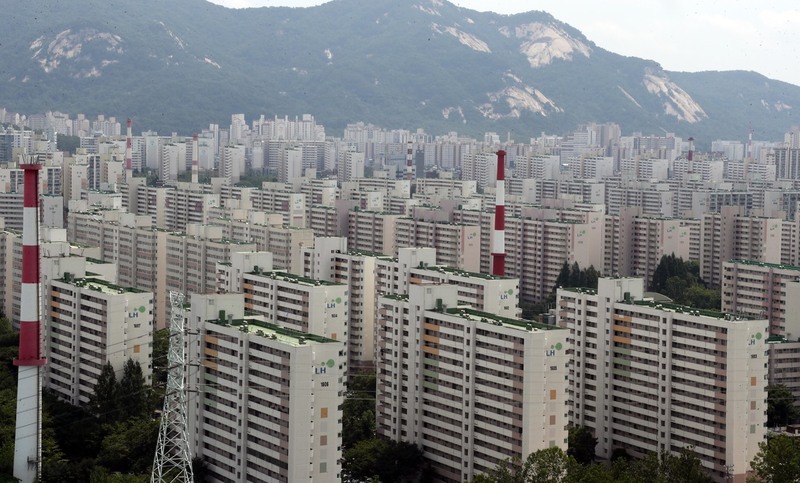 8·2 부동산 대책 영향으로 서울 아파트 경매시장에도 찬바람이 불면서 감정가 대비 낙찰가 비율인 낙찰가율이 급락했다. 지난 3일 투기과열지구, 투기지역으로 지정된 노원구 일대 아파트 단지. 연합뉴스