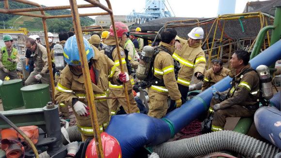 20일 오전 11시37분께 경남 창원시 진해구 STX조선해양에서 화물운반선 내 탱크가 폭발했다. 현장에서 소방본부 대원들이 사고 수습을 하고 있다. 연합뉴스