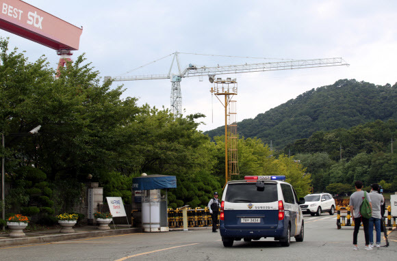 20일 오전 11시37분께 경남 창원시 진해구 STX조선해양에서 건조 중인 석유운반선에서 폭발음과 함께 폭발사고가 발생했다. 이 사고로 작업 중인 노동자 4명이 숨졌다. 연합뉴스