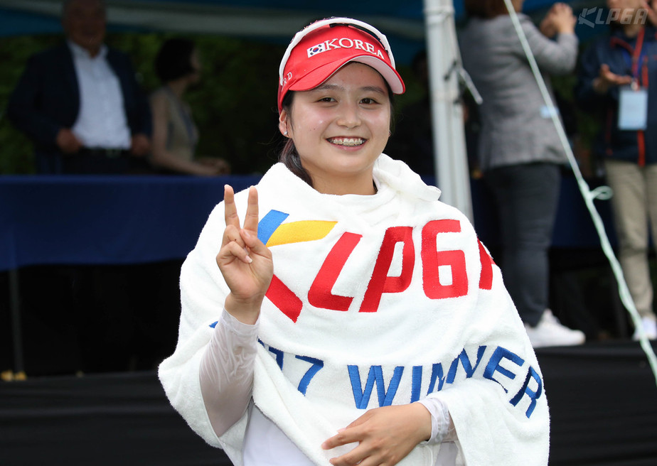 최혜진이 20일 한국여자프로골프(KLPGA) 투어 보그너 엠비엔(MBN) 여자오픈 우승 뒤 활짝 웃고 있다. 한국여자프로골프협회 제공