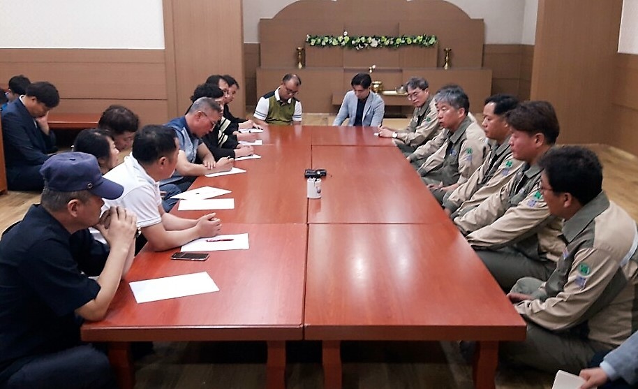 에스티엑스조선해양 대표단(오른쪽)과 폭발사고로 숨진 노동자 4명의 유족 대표단이 21일 오후 빈소가 차려진 경남 창원시 ㅈ병원에서 첫 회의를 열었다.