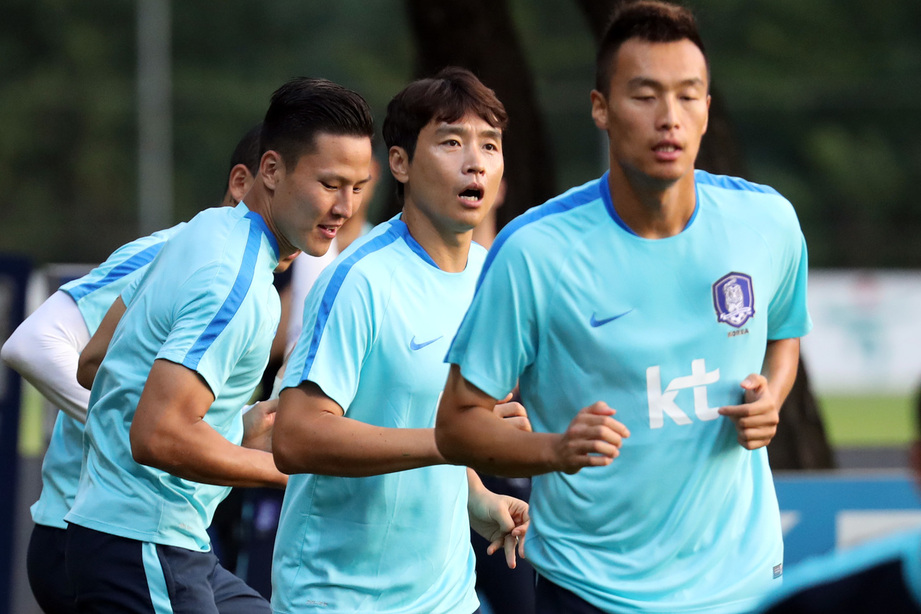 김신욱(맨앞) 이동국 등 한국 축구대표팀 선수들이 21일 저녁 경기도 파주 축구국가대표팀 트레이닝센터에서 진지한 표정으로 훈련을 하고 있다. 파주/연합뉴스