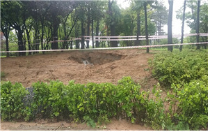 인천시 서구 가좌동 인천지하철 2호선 가재울역 인근 가좌완충녹지에 지난달 10일과 17일 지름 5m, 깊이 3m가량의 땅 꺼짐 현상이 잇따라 발생했다. 인천 서구 제공