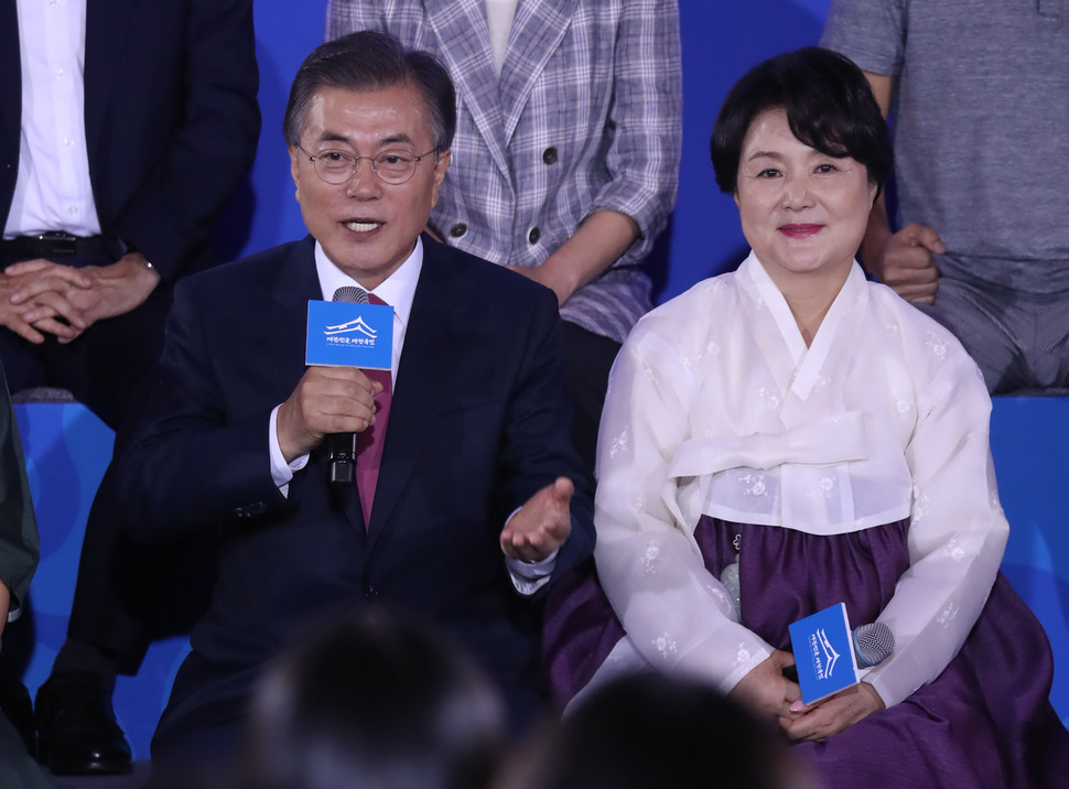 20일 오후 청와대 영빈관에서 열린 새 정부 출범 100일 기념 국민인수위원회 대국민 보고대회인 ‘‘대한민국, 대한국민‘‘. 2017.8.20  연합뉴스