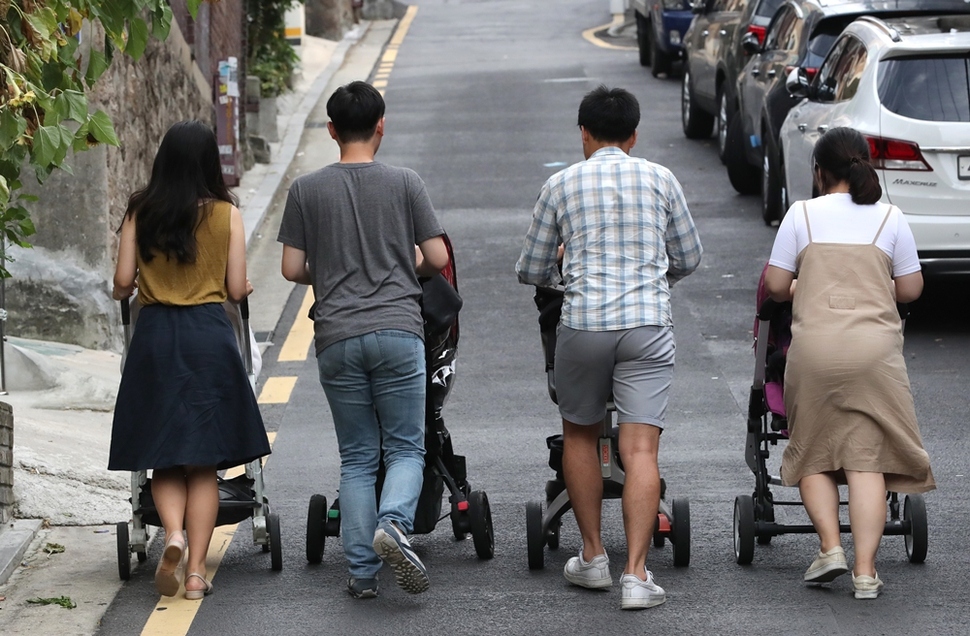 우리 사회에선 엄마와 아이가 카페에서 함께 시간을 보낼 여유는 잘 허락되지 않는다. <한겨레21> 교육연수생 4명이 유모차를 끌고 서울 마포구 연남동과 망원동의 ‘노키즈존’ 실태를 살폈다. 정용일 기자