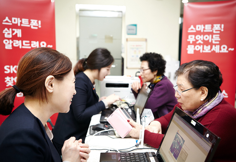 정부가 보편요금제 도입 등의 내용을 담은 전기통신사업법 개정안을 23일 입법예고했다. 사진은 통신사 대리점에서 상담을 받고 있는 고객들의 모습.  <한겨레> 자료 사진.