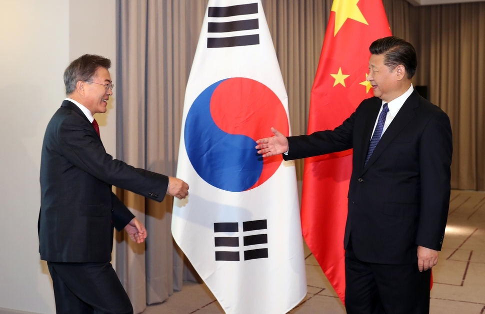 문재인 대통령과 시진핑 중국 국가주석이 지난 7월6일(현지시각) 독일 베를린에서 열린 한-중 정상회담에서 서로 반갑게 손을 내밀고 있다.  베를린/연합뉴스