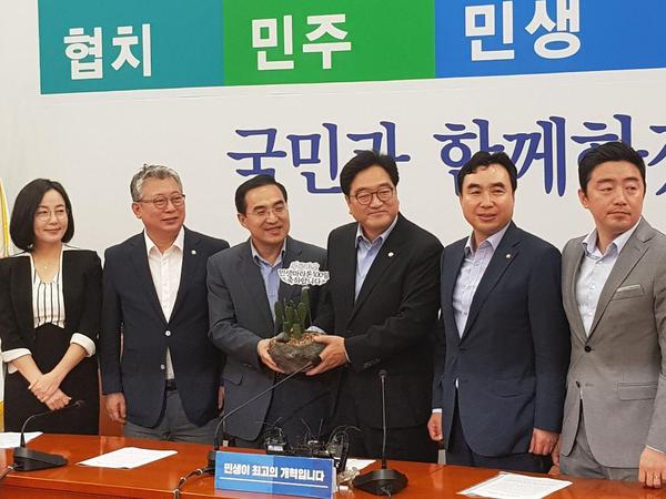 우원식 더불어민주당 원내대표가 취임 100일을 맞은 23일 원내대표단 소속 의원들로부터 선인장 화분을 선물받은 뒤 환하게 웃고 있다. 왼쪽부터 차례로 제윤경·조응천 의원, 박홍근 원내수석부대표, 우원식 원내대표, 윤관석·강훈식 의원. 엄지원 기자 umkija@hani.co.kr