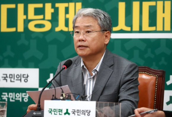 김동철 국민의당 원내대표가 23일 오전 국회 원내대표실에서 취임 100일 기자간담회에 참석해 발언하고 있다. 연합뉴스
