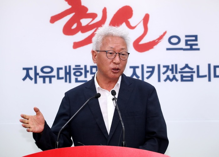 류석춘 자유한국당 혁신위원장이 지난 15일 오전 서울 여의도 당사에서 ‘1차 혁신안’을 발표하고 있다. 이정우 선임기자 woo@hani.co.kr