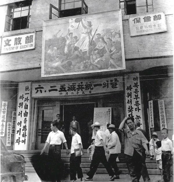 김병기는 1951년 6월 부산에서 국방부 정훈국의 요청을 받고 종군화가단 결성을 주도하고 부단장을 맡았다. 하지만 전란의 혼란 속에 예술인들의 종군 활동이나 전시미술 작품에 대한 기록과 증언은 엇갈리고 있다. 1952년 옛 부산시청 건물에 내걸린 대형 선전화 <자유의 여신>(왼쪽 사진)이 대표적으로, 외국 작품을 흉내 낸 그림을 종군화가단에서 그린 기억이 없다고 김병기는 증언했다.