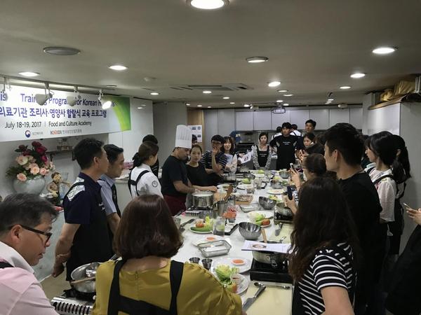 지난달 18일 국내 대형 종합병원의 조리사·영양사들이 서울 신교동 푸드앤컬쳐아카데미에서 할랄음식 조리 교육을 받고 있다. 푸드앤컬쳐아카데미 제공