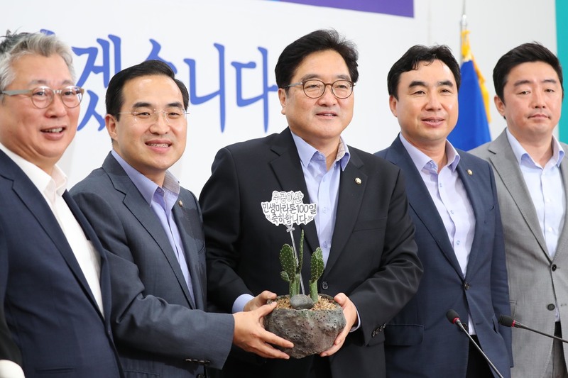 우원식 더불어민주당 원내대표와 박홍근 원내수석부대표 등 원내지도부가 23일 오전 국회에서 열린 취임 100일 기념 기자간담회에서 선물 받은 만세선인장을 들어 보이고 있다. 우 원내대표는 이 자리에서 “운영위, 정보위는 집권여당 리더십의 출발이자, 책임정치의 기본이다”고 목소리를높였다. 강창광 기자 chang@hani.co.kr