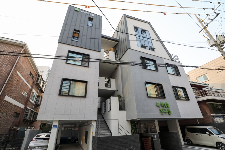 사회적기업 녹색친구들이 서울 마포구 성산동에 지은 민·관 공동출자형 토지임대부 사회주택 1호 ‘녹색친구들 성산’ 전경. 한겨레 자료사진
