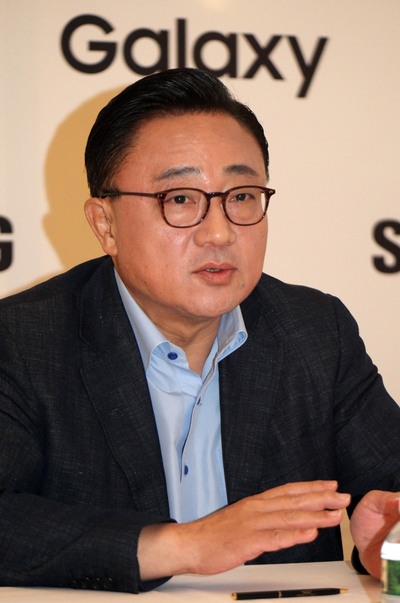 고동진 삼성전자 무선사업부장이 24일 미국 뉴욕 피에르호텔에서 기자간담회를 하고 있다. 삼성전자 제공