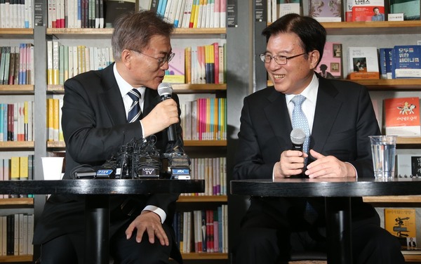 4월19일 오전 문재인 더불어민주당 대선후보가 서울 마포구 동교동의 한 북카페에서 김덕룡 전 민화협 대표상임의장을 만나 인사를 나누고 있다. 김영삼 전 대통령의 측근이었던 김 전 의장은 문 후보 지지를 선언했다. 이정우 선임기자 woo@hani.co.kr
