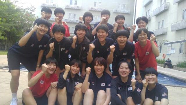 제7회 아시아여자청소년핸드볼대회에 출전중인 한국 선수들이 경기가 없던 23일 오후 인도네시아 자카르타 숙소 앞 풀장에서 오성옥 감독(아랫줄 가운데)과 함께 파이팅을 외치고 있다. 자카르타/김동훈 기자
