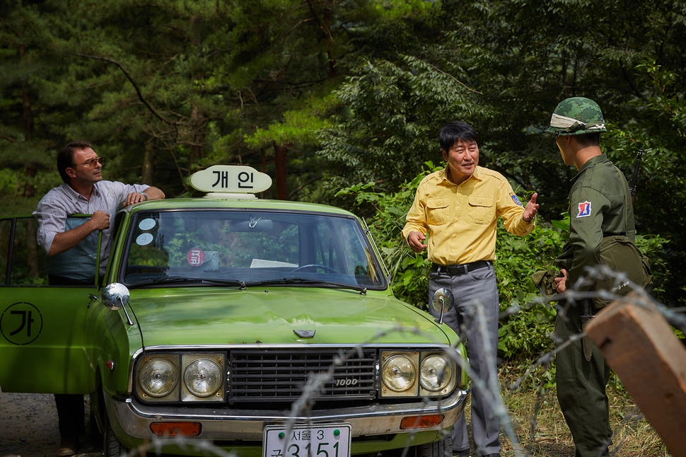 5·18 광주 민주화운동을 다룬 영화 <택시운전사>의 한 장면. 쇼박스 제공