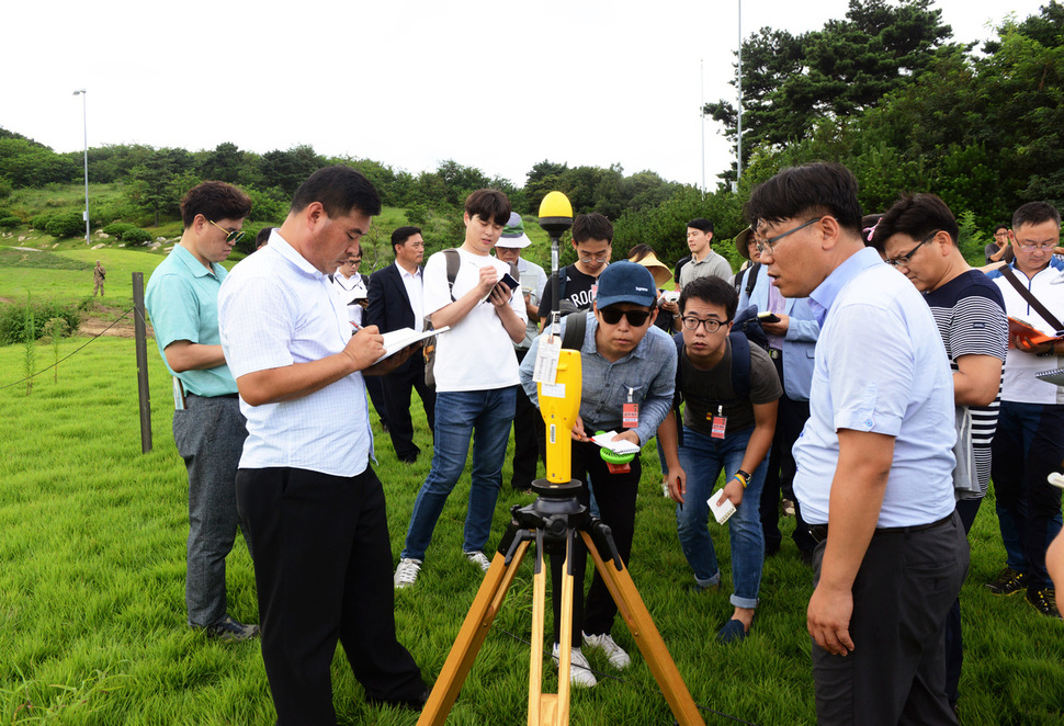 국방부와 환경부 관계자들이 12일 경북 성주군 사드(THAAD·고고도 미사일 방어) 기지 부지 내부에서 전자파를 측정하고 있다. 주한미군 제공