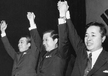서울시민회관은 대중예술 공연뿐 아니라 각종 정치 행사도 열렸다. 1970년 9월29일 시민회관에서 열린 신민당 대선후보 경선에서 40대 기수론의 깃발을 든 김대중(가운데), 김영삼(오른쪽), 이철승이 손을 맞잡고 있다. <한겨레> 자료사진