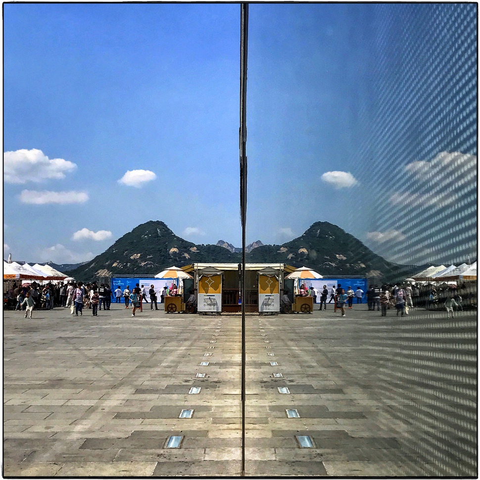 사회적으로 커다란 화제가 되는 사건에 대한 판결은 그 사회의 정의를 나타내는 척도와 같다. 설혹 자신의 재산과 사회적 영향력을 배경으로 법망을 피해 간다 하여도 그것이 정의라 말할 수는 없는 것이다. 거울에 비치는 세상의 모습처럼 뿌린 대로 거두는 것이 사람 사는 세상의 이치이고 진실은 늘 하나이기 때문이다. 사진하는 사람