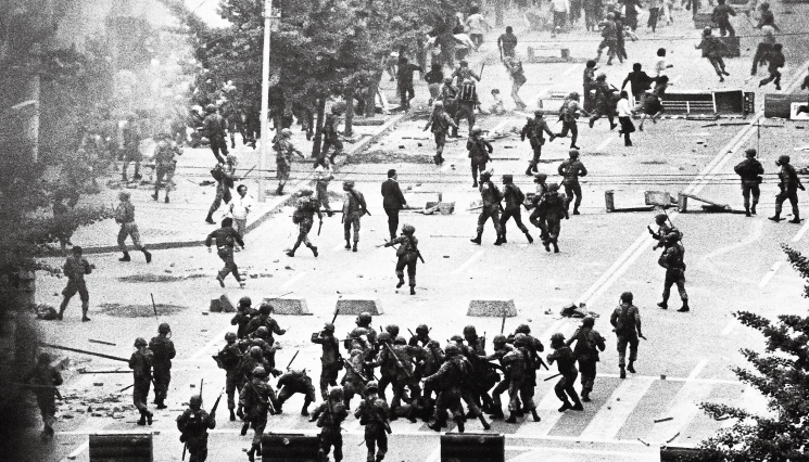 1980년 5월 광주민주화운동 당시 계엄군이 시민들을 무참히 폭행하는 모습. 5·18기념재단 제공