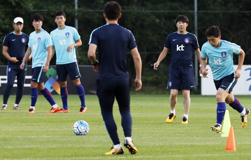 25일 오후 경기도 파주 대표팀트레이닝센터(NFC)에서 열린 축구대표팀 훈련에서 신태용 감독이 선수들의 움직임을 살펴보고 있다. 파주/연합뉴스