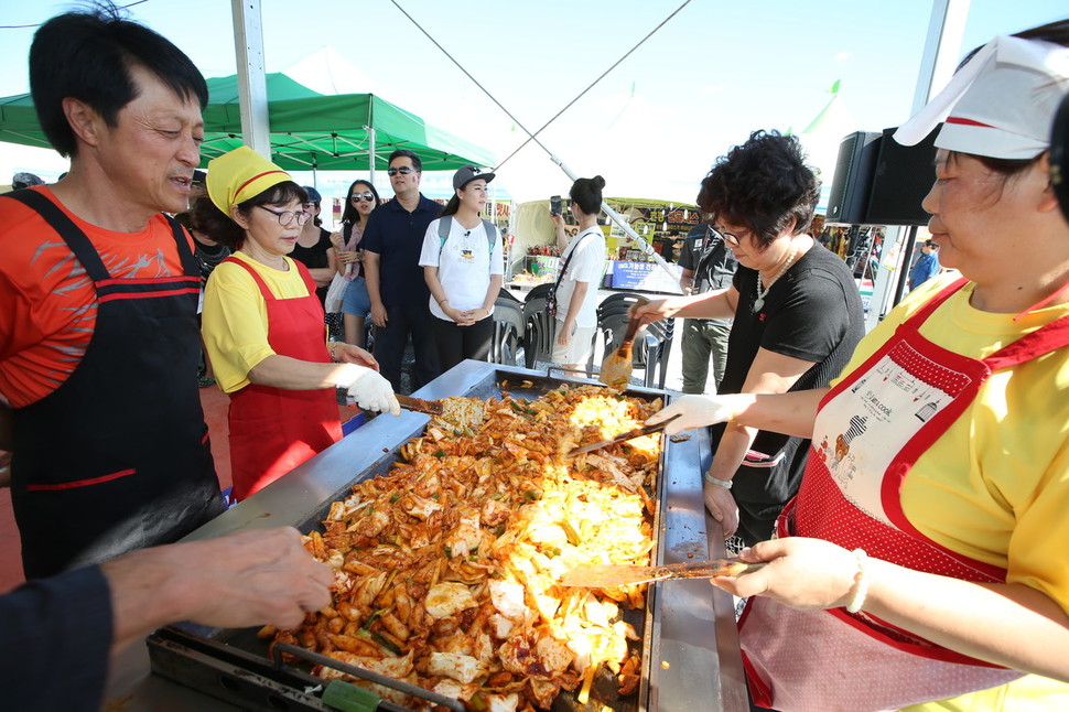 춘천막국수닭갈비축제가 29일부터 다음달 3일까지 6일 동안 춘천역 앞 광장에서 열린다. 지난해 축제에서 지역 식당 관계자들이 닭갈비를 조리하고 있다. 춘천시청 제공