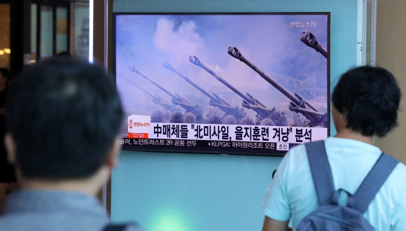 북한이 강원도에서 동해상으로 단거리 미사일 3발을 발사한 26일 오전 서울역에서 시민들이 뉴스를 보고 있다. 연합뉴스