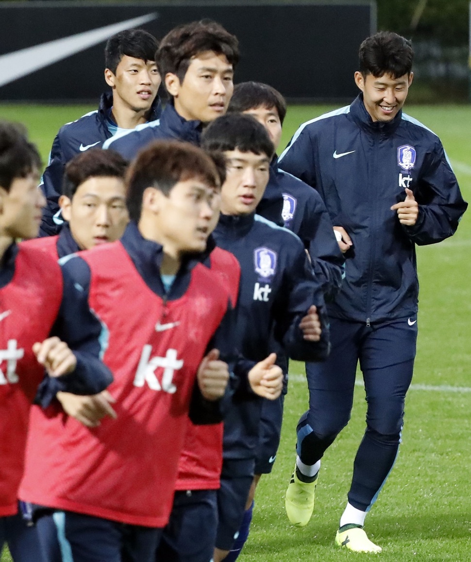 이란과의 러시아 월드컵 최종예선을 사흘 앞둔 28일 저녁 경기도 파주 대표팀트레이닝센터에서 열린 축구대표팀 소집 훈련에서 이동국, 황희찬, 손흥민 등 선수들이 가볍에 몸을 풀고 있다. 파주 연합뉴스