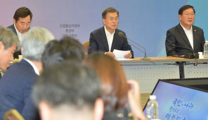 문재인 대통령이 29일 오후 정부세종청사에서 열린 ‘2017 산업통산자원부, 환경부, 국토교통부 핵심정책 토의’에 참석해 머리 발언을 하고 있다. 청와대사진기자단
