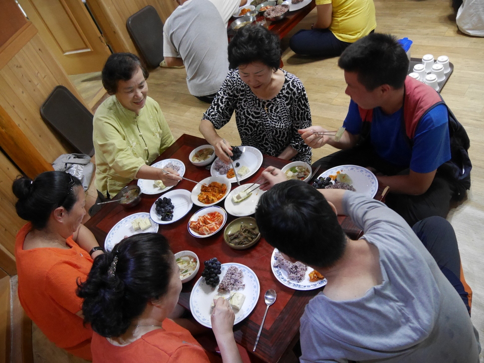 아침예배 뒤 식사를 함께 하고 있는 오두막공동체 사람들.