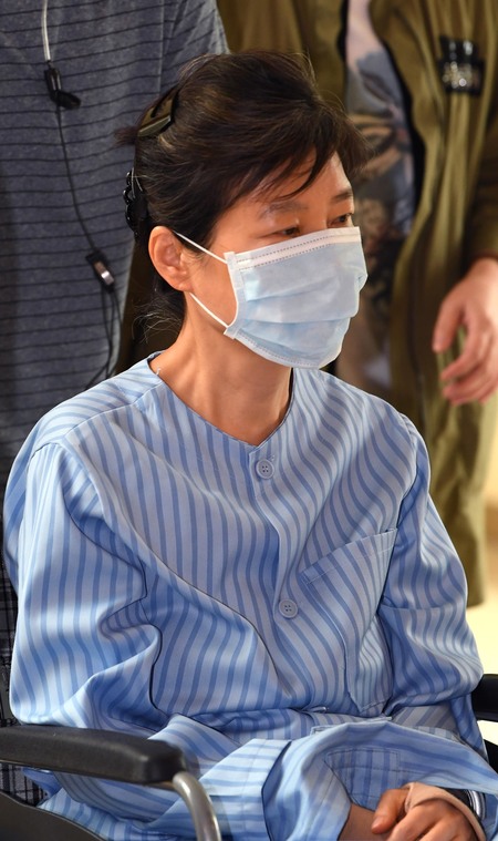 구속수감중인 박근혜 전 대통령이 허리 질환 치료차 30일 오전 서울 서초동 서울성모병원에서 진료를 받은 뒤 환자복을 입고 휠체어를 탄 채 병원을 빠져 나가고 있다. 연합뉴스