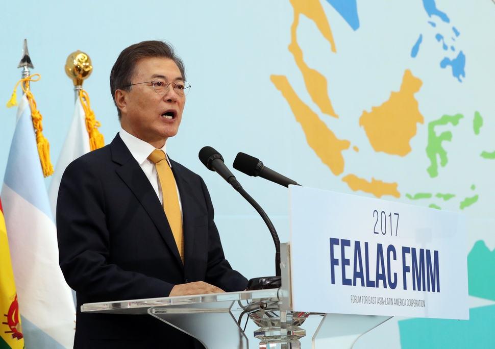 문재인 대통령이 31일 오전 부산 APEC 누리마루에서 열린 ‘제8차 동아시아-라틴아메리카 협력포럼(FEALAC)&#39; 외교장관회의 개회식에 참석해 축사하고 있다. 부산/연합뉴스