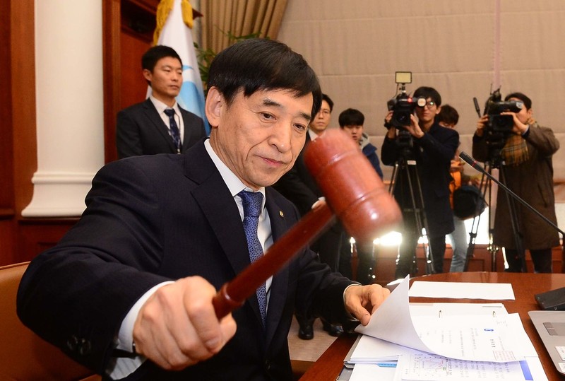 이주열 한국은행 총재가 15일 서울 중구 한국은행에서 열린 금융통화위원회 본회의에서 의사봉을 두드리고 있다./백소아 기자 sharp2046@