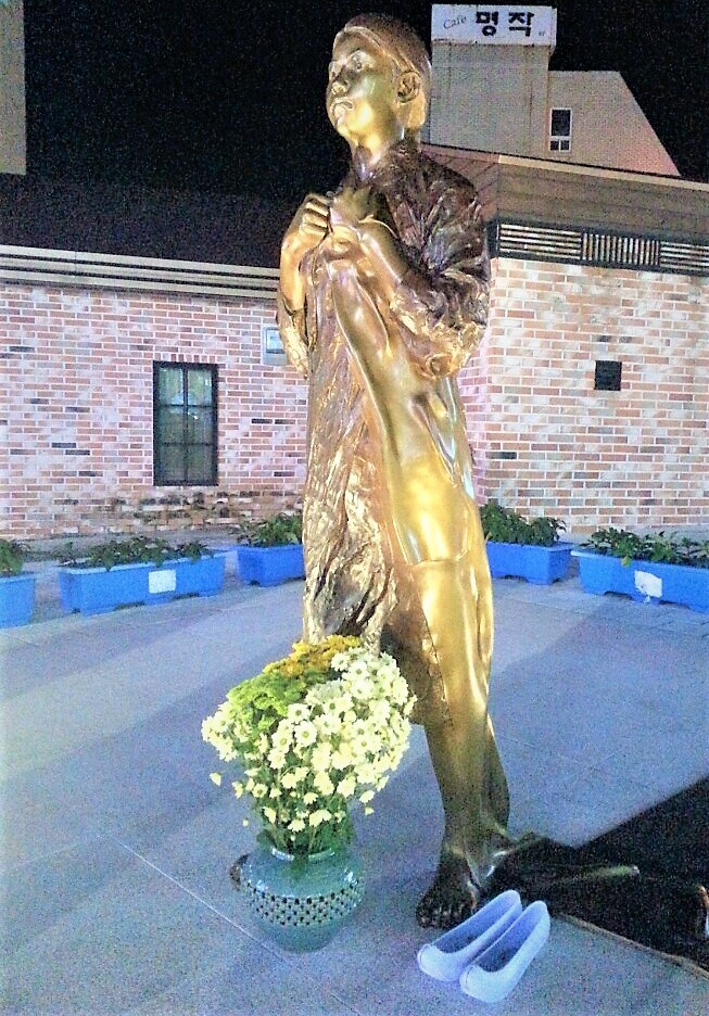 경남 창원시 마산합포구 오동동에 있는 평화의 소녀상(인권자주평화다짐비). 앞에 놓인 꽃항아리가 깨지는 등 이 소녀상은 일부 몰지각한 시민에 의해 잇따라 훼손되고 있다. 창원/최상원 기자