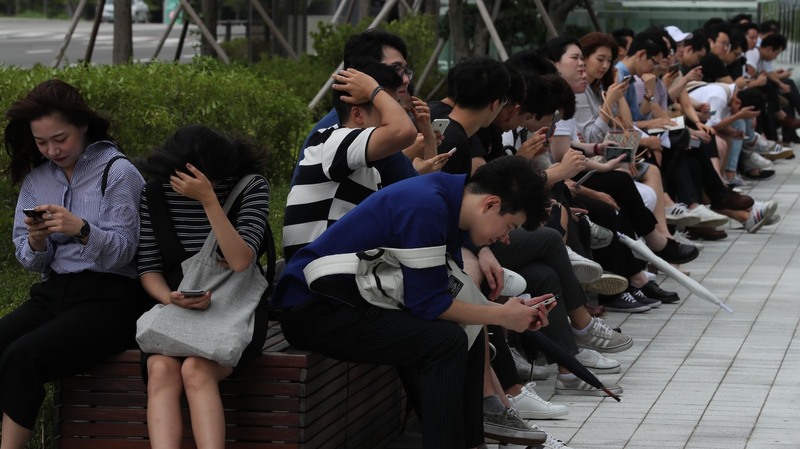 한 기업이 주관한 채용박람회에서 입장을 기다리고 있는 구직자들. 한겨레 자료사진