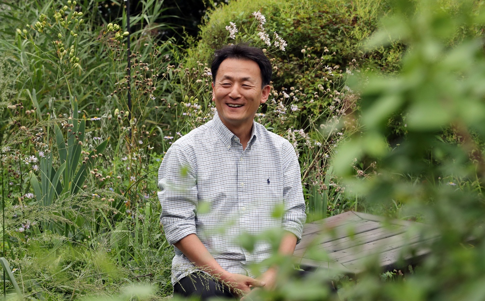 제4회 신석정문학상 수상자 공광규 시인. “시가 잘 읽히려면 표현이 정확해야 한다. 읽어도 무슨 말인지 잘 모르겠는, 어려운 시는 미숙하기 때문이라고 생각한다”고 말했다. 김경호 선임기자 jijae@hani.co.kr