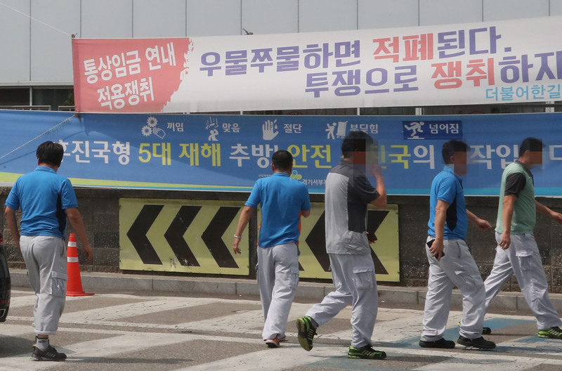 31일 오후 경기도 광명시 소하리 기아자동차 공장 앞에 상여금의 통상임금 인정을 촉구하는 노조의 플래카드가 걸려있다. 연합뉴스