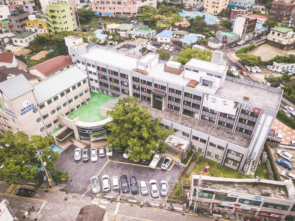 옛 제주대 병원을 새 단장한 ’예술공간 이아’의 외경.                                                                                                           제주비엔날레 사무국 제공