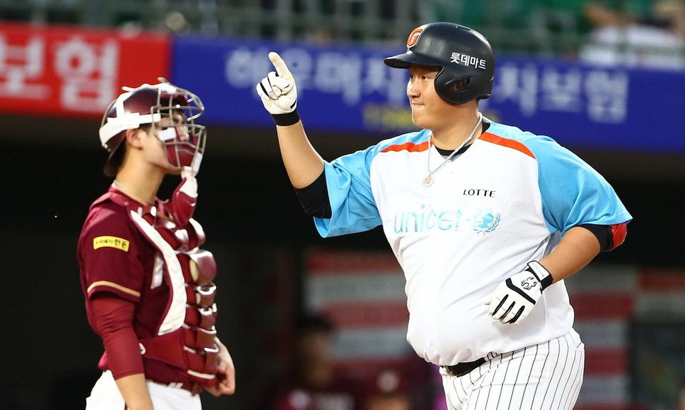 후반기 홈런 1위…이대호가 깨어났다
