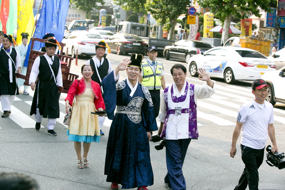인천 남구 미디어문화축제에 참가한 주민들이 각 동별로 준비한 의상을 입고 개막식이 열린 옛 시민회관 쉼터로 가고 있다. 인천 남구청 제공