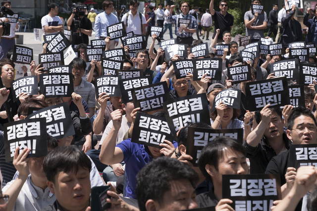 7월2일 전국언론노동조합 문화방송본부는 서울 마포구 상암 문화방송 앞에서 ‘김장겸 사장과 고영주 방문진 이사장 퇴진행동 출정식’을 열었다. 지난 5월부터 문화방송 안에서 사장과 이사장 퇴진을 요구하는 기명 성명이 기수별, 직능협회별, 부문별로 쏟아졌다.  김성광 기자 flysg2@hani.co.kr