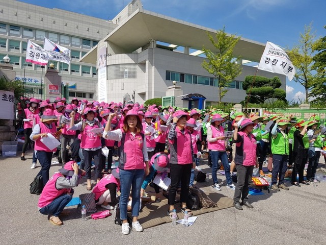 강원지역 초등돌봄전담사들이 근무시간을 8시간으로 연장해달라고 요구하며 4일 총파업에 돌입했다. 이날 초등돌봄전담사들이 총파업에 나서면서 돌봄교실 운영이 중단돼 학부모·학생의 불편이 이어졌다. 강원학교비정규직연대회의 제공