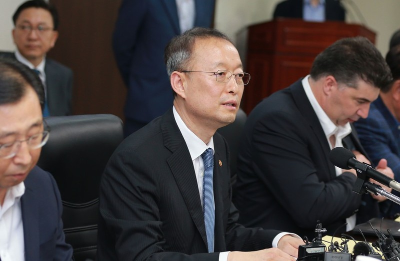 산업통상자원부 백운규 장관이 4일 자동차업체 대표들을 만나 간담회를 진행하는 모습. 왼쪽은 기아차 박한우 사장, 오른쪽은 한국지엠 카허 카젬 신임 사장. 산업통상자원부 제공