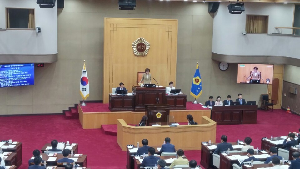 충북도의회가 4일 오후 본회의를 열어 김학철 의원 등의 징계를 의결하고 있다. 오윤주 기자